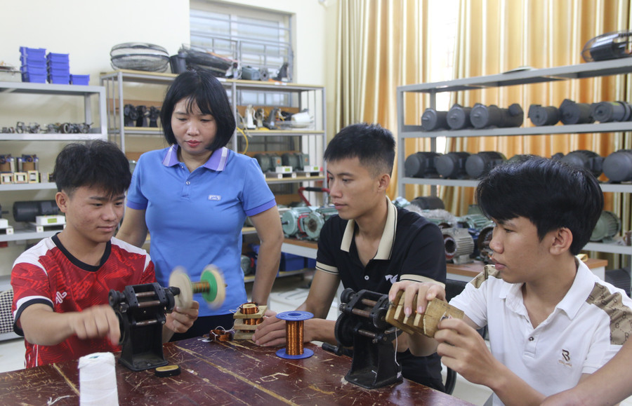 Cô trò lớp nghề Điện công nghiệp. lai-chau-2.jpg