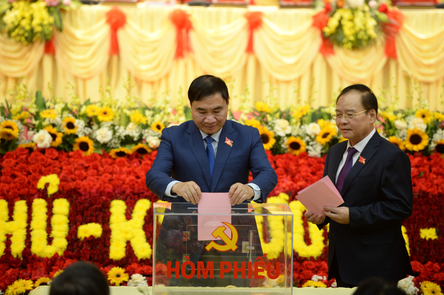 Các đại biểu bỏ phiếu bầu Ban Chấp hành Đảng bộ tỉnh Điện Biên khóa XV, nhiệm kỳ 2025 - 2030. db-1.jpg