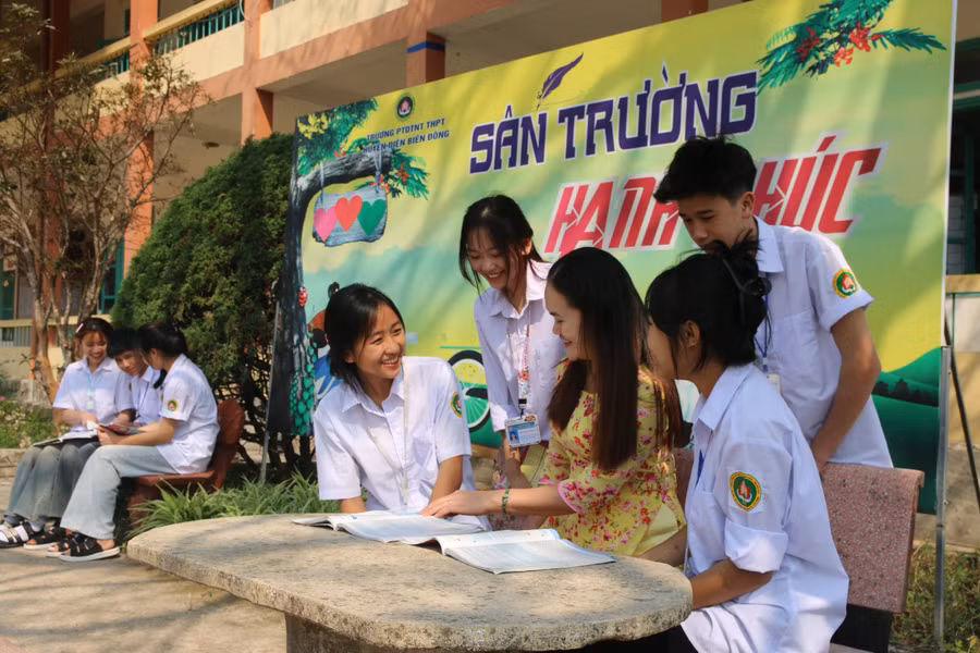 Sân trường hạnh phúc của Trường PTDTNT THPT Na Son.