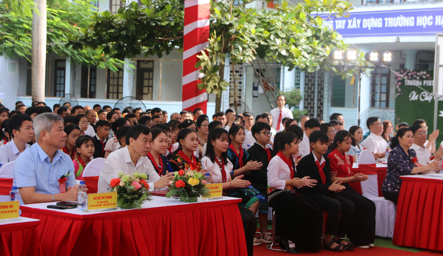 Các đại biểu, giáo viên và học sinh tham gia Lễ khởi công xây dựng Trường PTDTNT Tiểu học và THCS Phong Thổ. lai-chau-2-4124.jpg