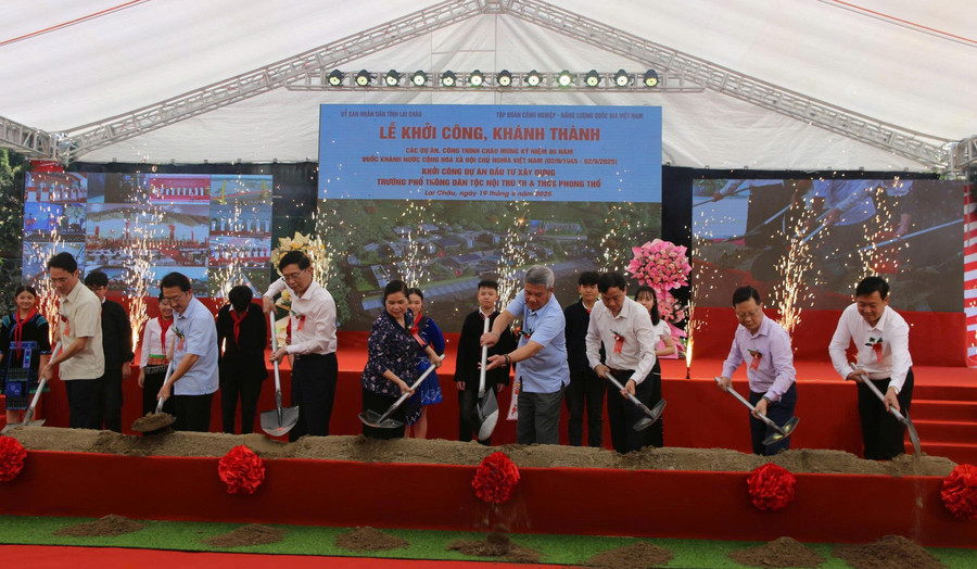 Các đại biểu thực hiện nghi thức khởi công xây dựng Trường PTDTNT Tiểu học và THCS Phong Thổ.
