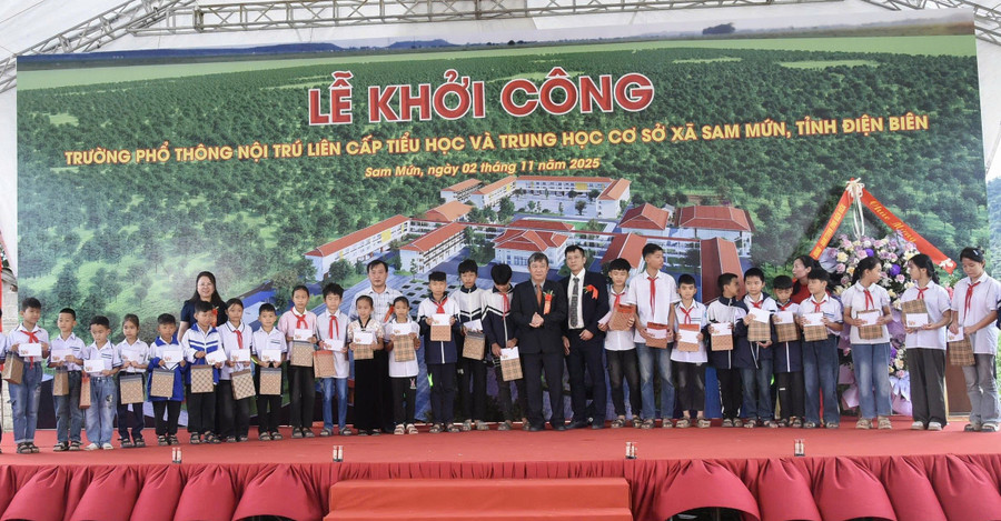 Nhà tài trợ tặng quà cho 30 học sinh có hoàn cảnh khó khăn trên địa bàn xã Sam Mứn. db-4.jpg