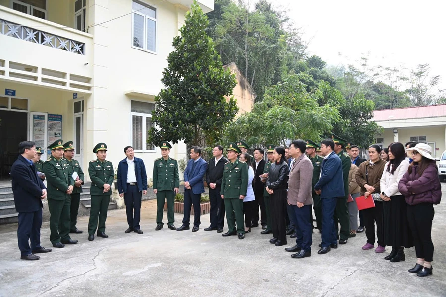 Đoàn công tác của Bộ Tư lệnh Bộ đội Biên phòng và UBND tỉnh Lai Châu kiểm tra tại địa điểm tổ chức Chương trình “Xuân Biên phòng ấm lòng dân bản”.