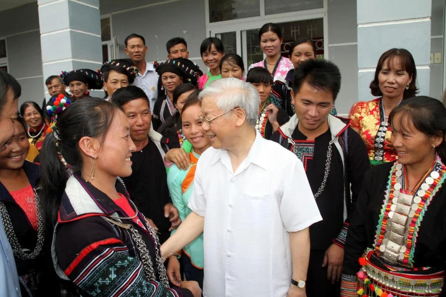 Tổng Bí thư Nguyễn Phú Trọng thân thiết với người dân xã Bản Bo, huyện Tam Đường (Lai Châu).