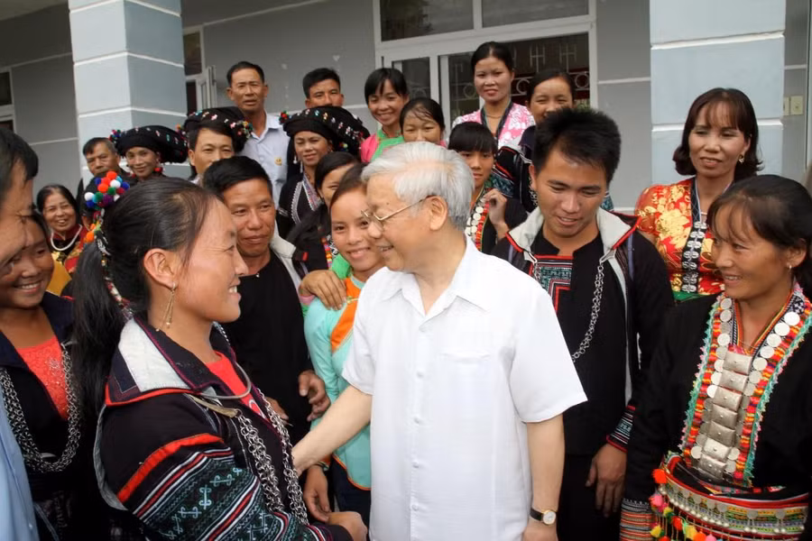 Tổng Bí thư Nguyễn Phú Trọng thân thiết với người dân xã Bản Bo, huyện Tam Đường (Lai Châu).