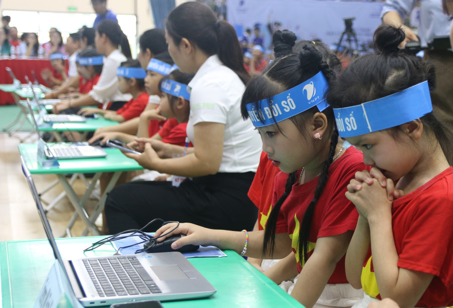 Học sinh chăm chú đua tài tại Ngày hội. lc-3.jpg