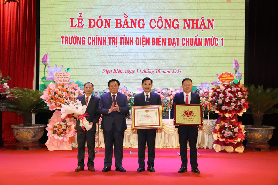 Trao Bằng công nhận Trường Chính trị tỉnh Điện Biên đạt chuẩn mức 1. 