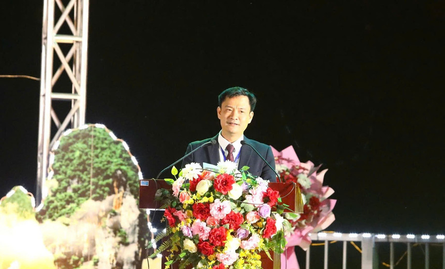 Ông Nguyễn Đạt Long, Chủ tịch UBND phường Mường Lay phát biểu tại Lễ khai mạc. muong-lay-4.jpg