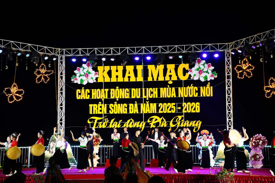 Các hoạt động du lịch mùa nước nổi trên sông Đà mang đậm nét văn hóa của đồng bào dân tộc Tây Bắc. muong-lay-2.jpg