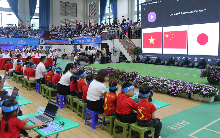 Học sinh trải nghiệm trò chơi đua tài thông minh, nhanh trí. lc-4.jpg