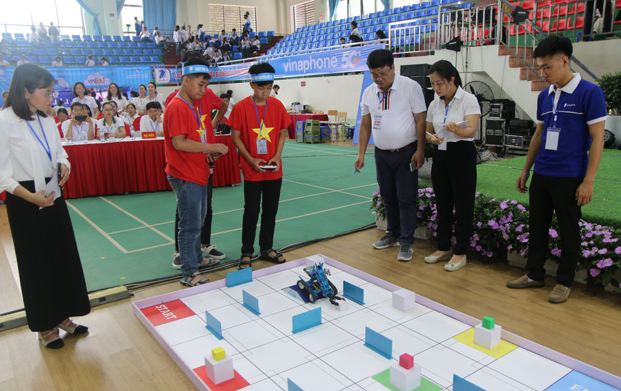 Học sinh trải nghiệm phần thi Đấu trường Robot. lc-7.jpg