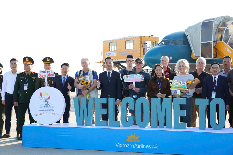 Các hành khách trong chuyến bay đầu tiên đến Điện Biên.
