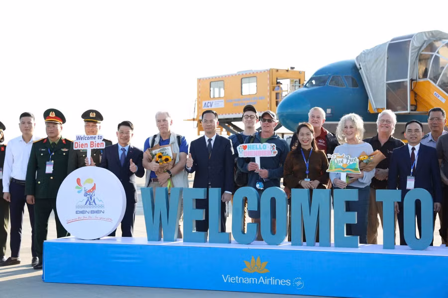 Các hành khách trong chuyến bay đầu tiên đến Điện Biên.