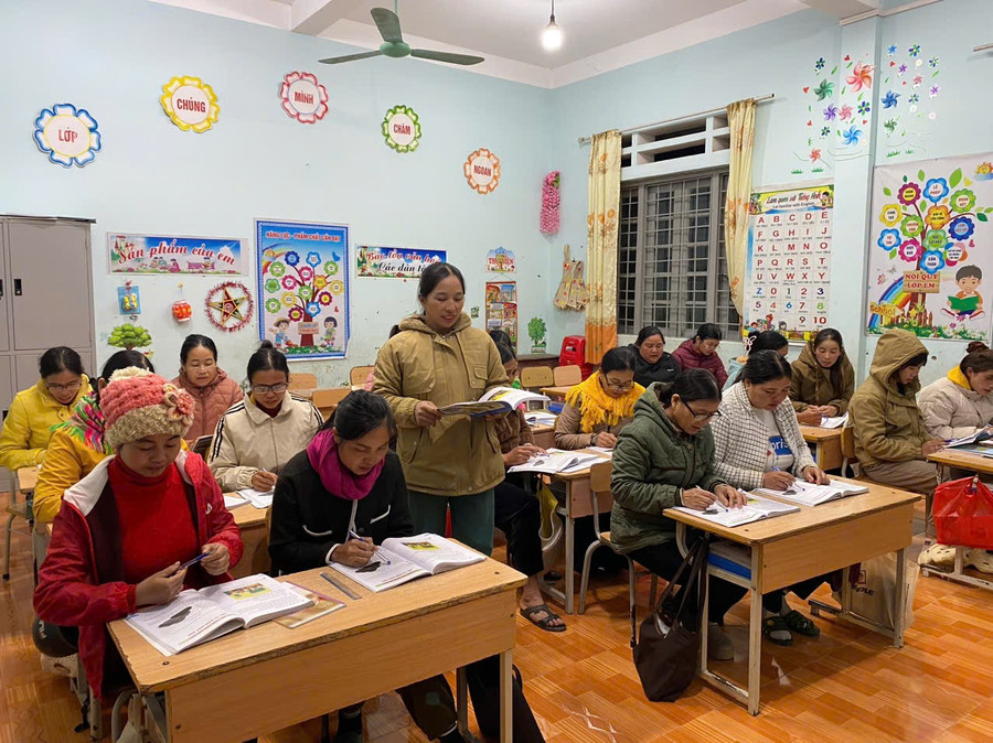 Lớp xóa mù chữ tại bản Mường Cang, xã Than Uyên, tỉnh Lai Châu.