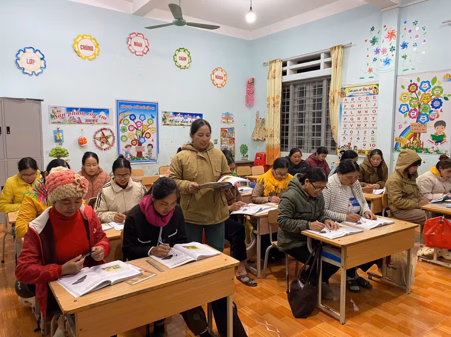 Lớp xóa mù chữ tại bản Mường Cang, xã Than Uyên, tỉnh Lai Châu.