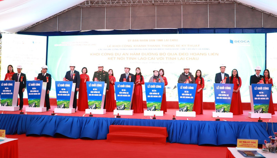 Các đại biểu thực hiện nghi thức khởi công Dự án Hầm đường bộ qua đèo Hoàng Liên kết nối tỉnh Lào Cai với tỉnh Lai Châu.