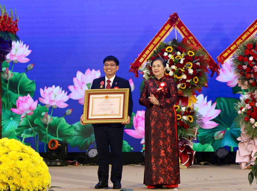 Ông Nguyễn Công Thiếp, Phó Giám đốc Sở Tư pháp tỉnh Lai Châu được trao tặng Huân chương Lao động hạng Nhất. lc5.jpg