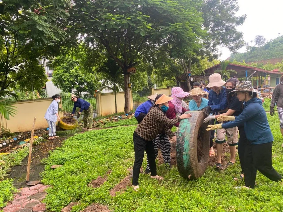 Các giáo viên ở trường Mầm non Ánh Hồng, thành phố Lào Cai dọn dẹp trường lớp. 