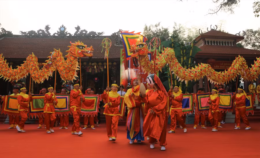 Màn múa rồng khai mạc Lễ hội Thành Bản Phủ.