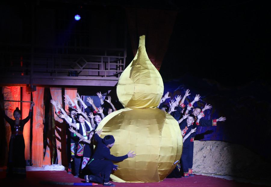 Huyền tích về người Thái gắn với sự tích Quả bầu mẹ được tái hiện trong show diễn.
