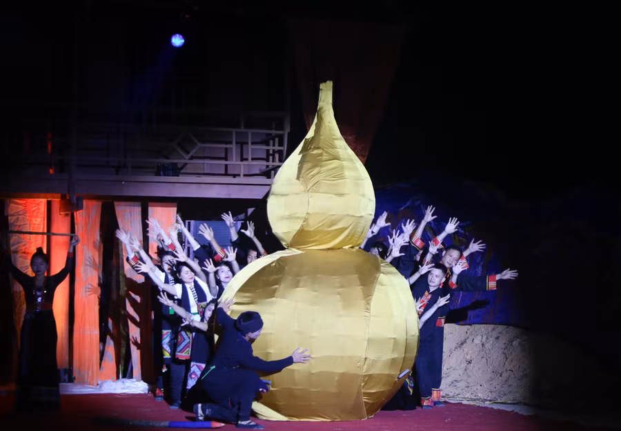 Huyền tích về người Thái gắn với sự tích Quả bầu mẹ được tái hiện trong show diễn.