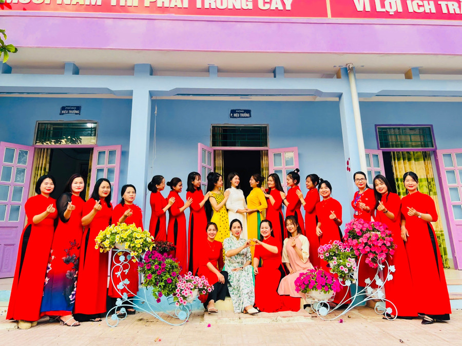 Hình ảnh nữ công Trường Mầm non xã Mường Nhà hưởng ứng Tuần lễ áo dài.