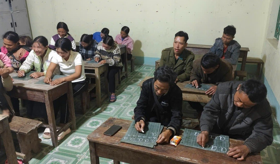 Các học viên lớp xóa mù chữ ở bản Xà Hồ, xã Pa Ủ. xa-ho-2.jpg