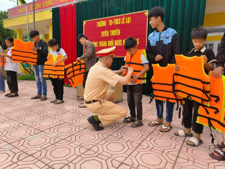 Phòng Cảnh sát Giao thông Công an tỉnh Lai Châu tặng áo phao cho học sinh Trường Tiểu học và THCS xã Lê Lợi. lai-chau-2.jpg