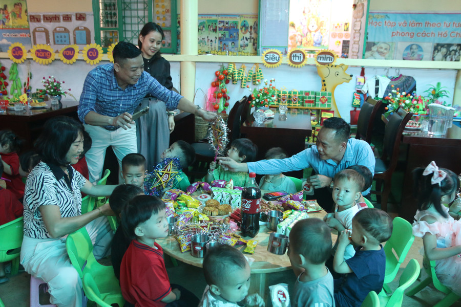 Trao quà cho các em nhỏ Trường Mầm non Huổi Só, xã Tủa Thàng, tỉnh Điện Biên. db-2.jpg