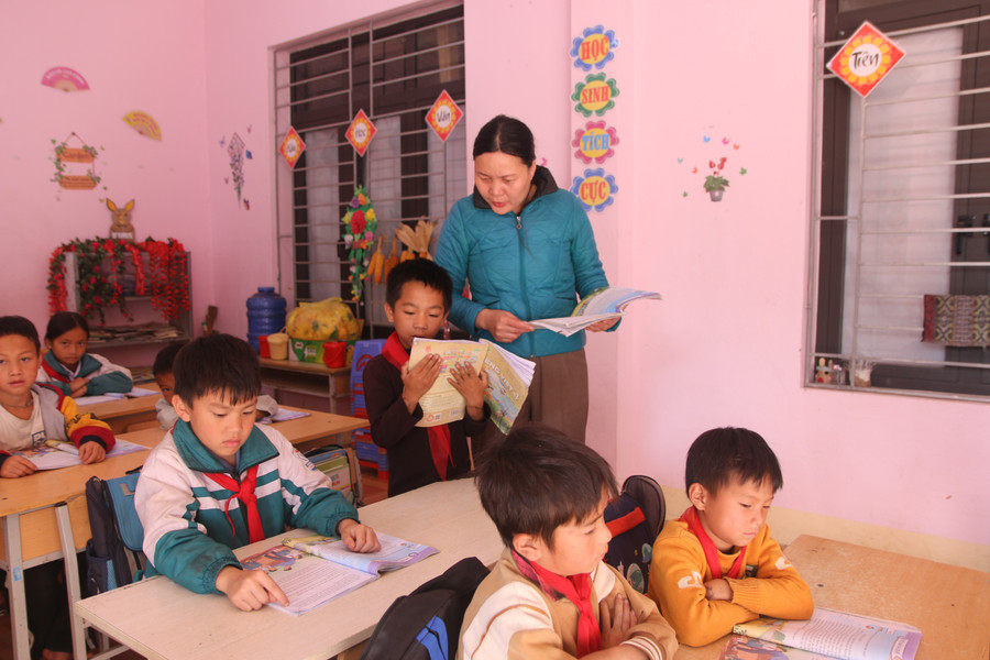 Cô trò Trường PTDTBT Tiểu học Dào San, xã Dào San, tỉnh Lai Châu.