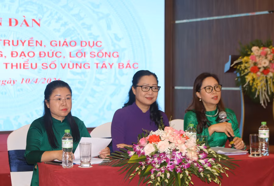 Thứ trưởng Nguyễn Thị Quyên Thanh (ở giữa) tham dự Diễn đàn được tổ chức tại Điện Biên.