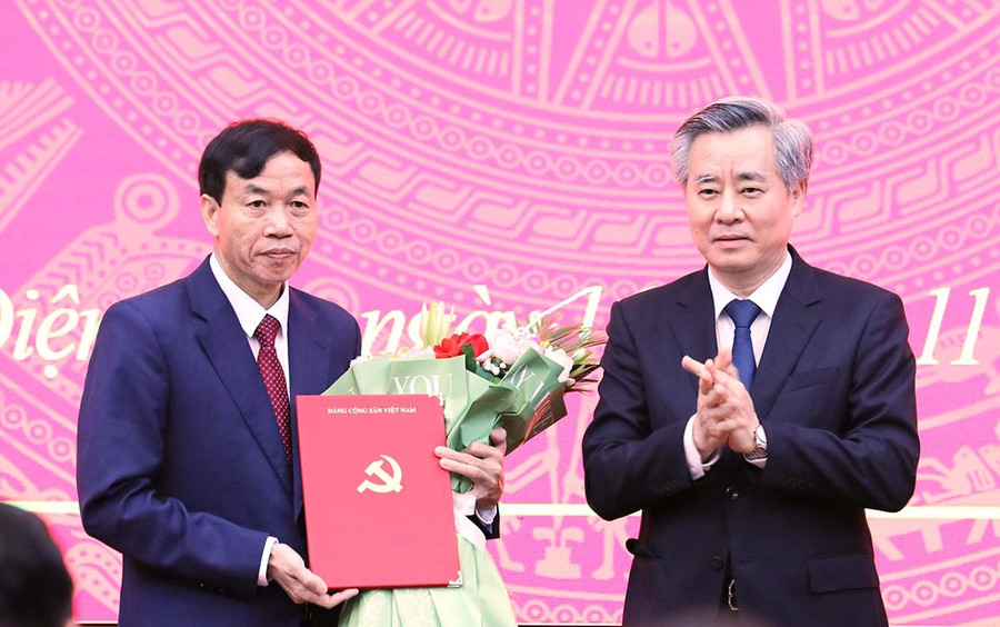 Ông Nguyễn Quang Dương, Phó trưởng Ban Tổ chức Trung ương (bên phải) trao Quyết định và tặng hoa chúc mừng ông Lê Văn Lương, Phó Bí thư Tỉnh ủy Điện Biên.