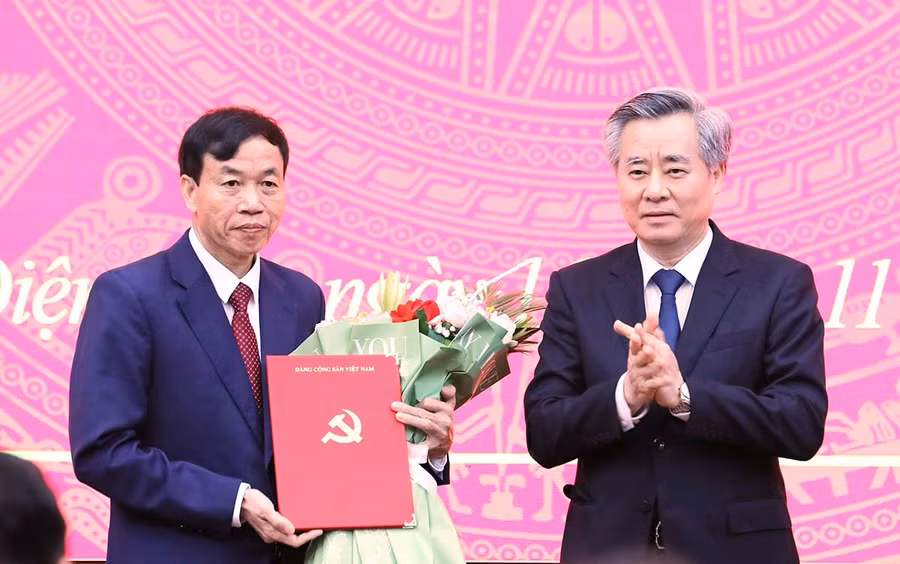 Ông Nguyễn Quang Dương, Phó trưởng Ban Tổ chức Trung ương (bên phải) trao Quyết định và tặng hoa chúc mừng ông Lê Văn Lương, Phó Bí thư Tỉnh ủy Điện Biên.