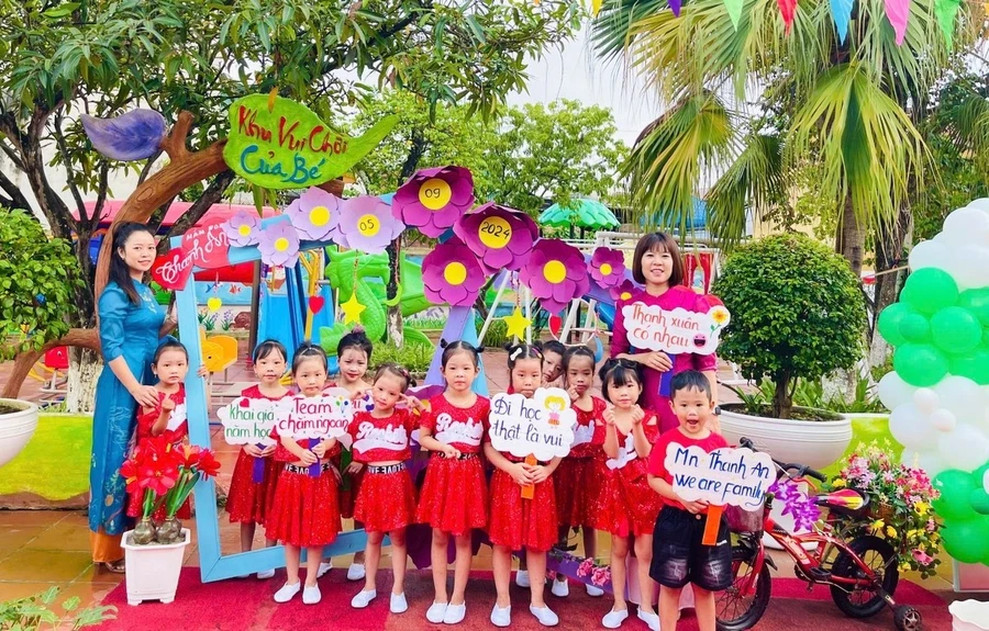 Cô Nguyễn Thị Thu Hường (góc phải) luôn được học sinh quý mến.