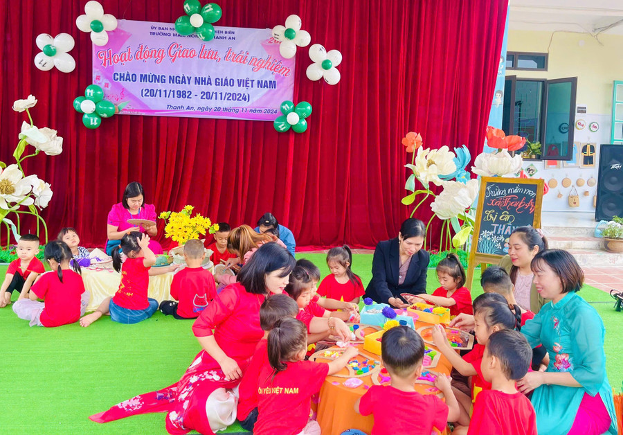 Cô Hường cùng tập thể Trường Mầm non xã Thanh An luôn hướng đến xây dựng trường học hạnh phúc. giao-vien-vung-cao-5.jpg