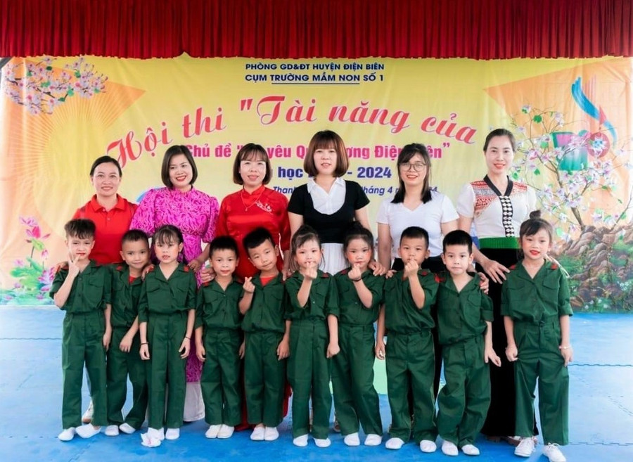 Cô Hường (áo đen) chụp ảnh cùng cô trò Trường Mầm non xã Thanh An tham gia hội thi Tài năng của bé. giao-vien-vung-cao-3.jpg