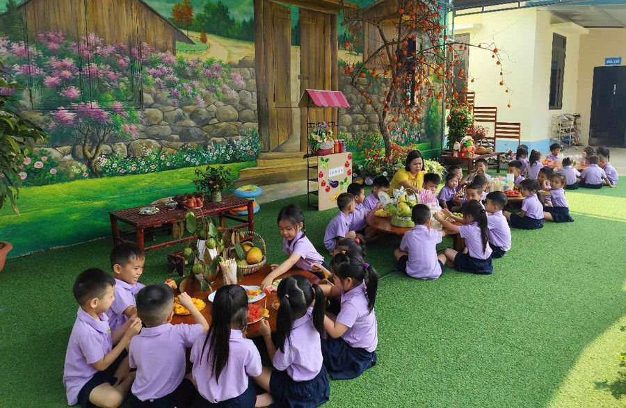Cô trò Trường Mầm non xã Thanh An tham gia hoạt động trải nghiệm. giao-vien-vung-cao-4.jpg