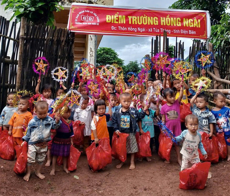 Những món quà được trao đến các em nhỏ ở điểm trường Hồng Ngài, Trường Mầm non Huổi Só. db-12.jpg