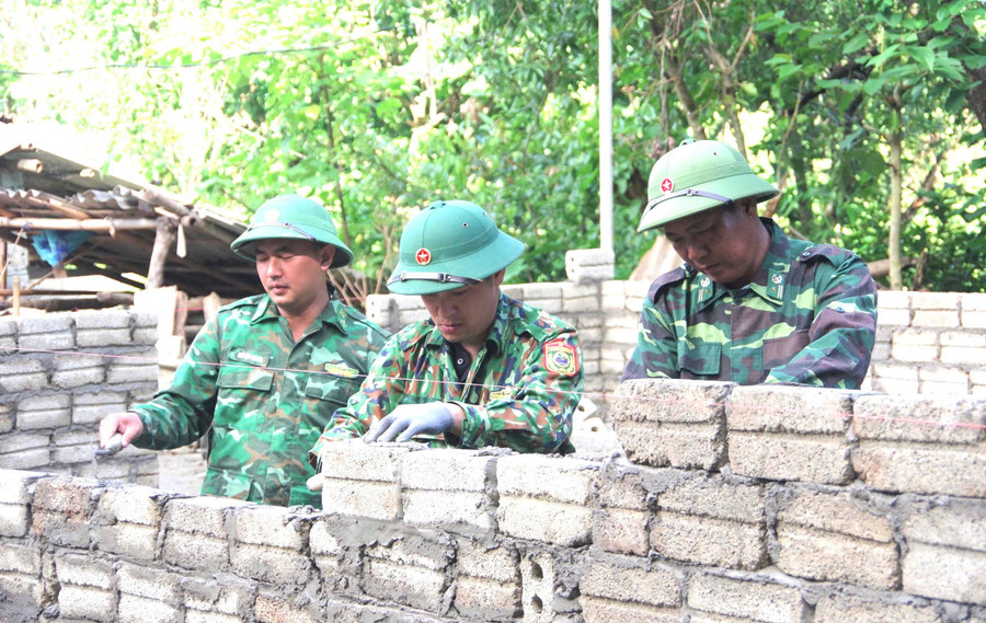 Tạm gác cây súng, người lính Biên phòng Lai Châu "hóa thân" thành thợ xây, thợ nề giúp người dân sớm hoàn thành những ngôi nhà kiên cố. lai-chau-3.jpg