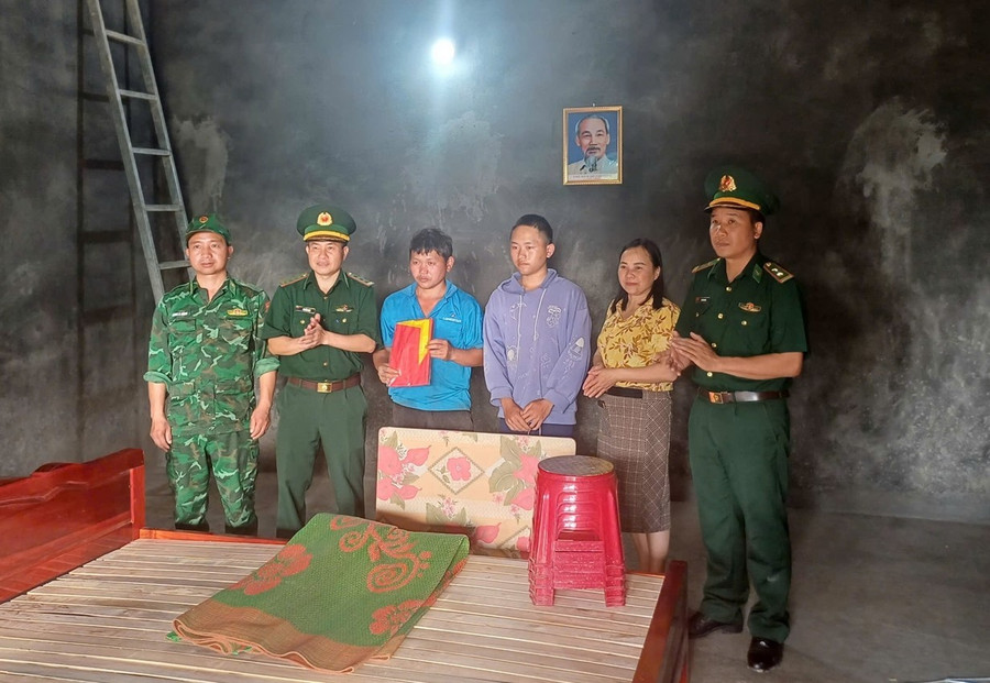 Cán bộ, chiến sĩ Đồn Biên phòng Dào San trao quà gia đình Dì A Đinh, bản Hợp 2, xã Dào San trong ngày về nhà mới. lai-chau-5.jpg