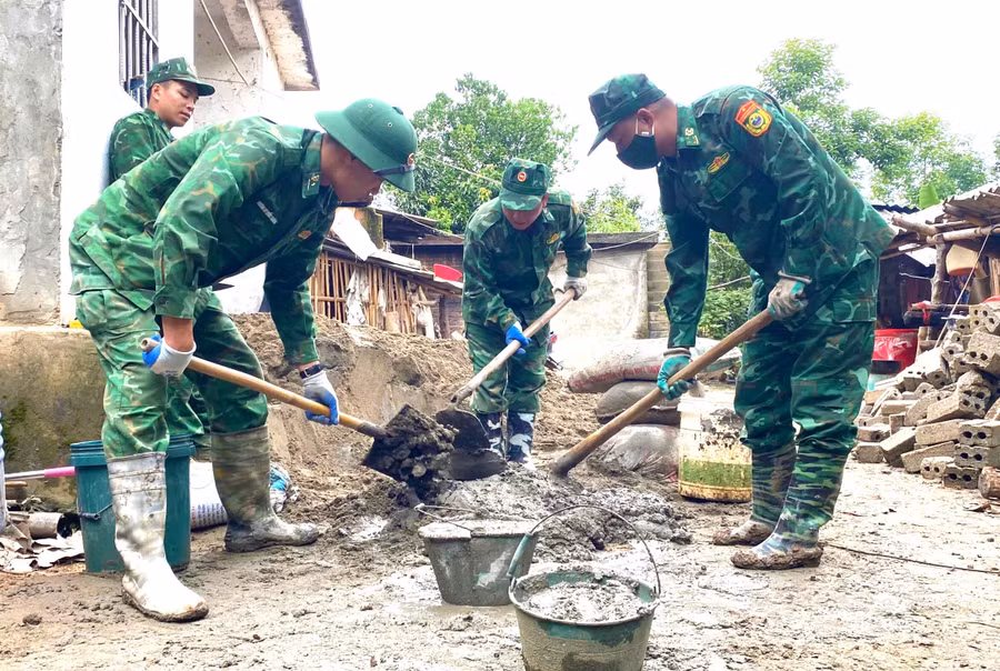 Cán bộ, chiến sĩ Bộ đội Biên phòng tỉnh Lai Châu giúp người dân biên giới xóa nhà tạm, nhà dột nát.
