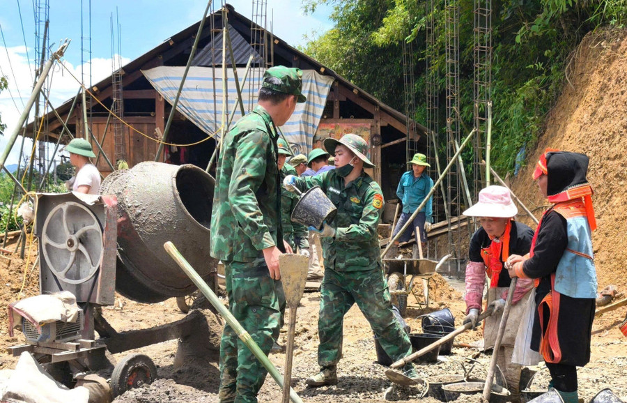 Bộ đội Biên phòng tỉnh Lai Châu cử hàng trăm lượt cán bộ, chiến sĩ xuống địa bàn để giúp người dân xây dựng, sửa chữa nhà. lai-chau-6.jpg