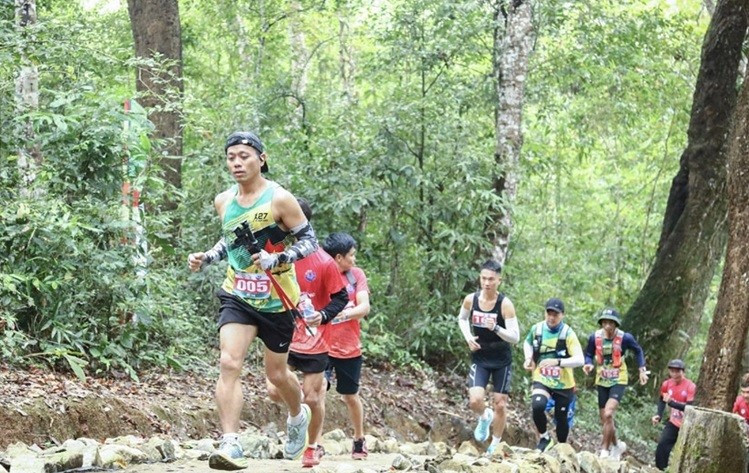 Các vận động viên tham gia Giải Việt dã trên cung đường thuộc Sở Chỉ huy Chiến dịch Điện Biên Phủ. dien-bien.jpg