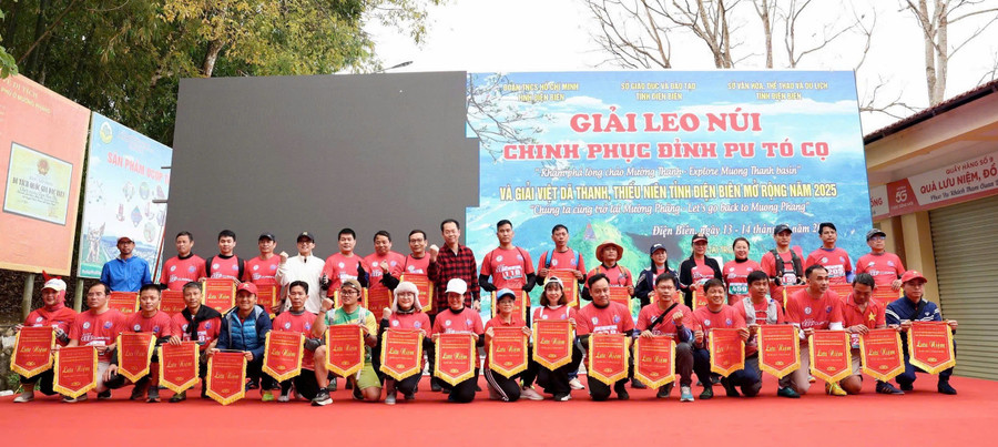 Các vận động viên tham gia Giải leo núi chinh phục đỉnh Pu Tó Cọ. dien-bien-1.jpg