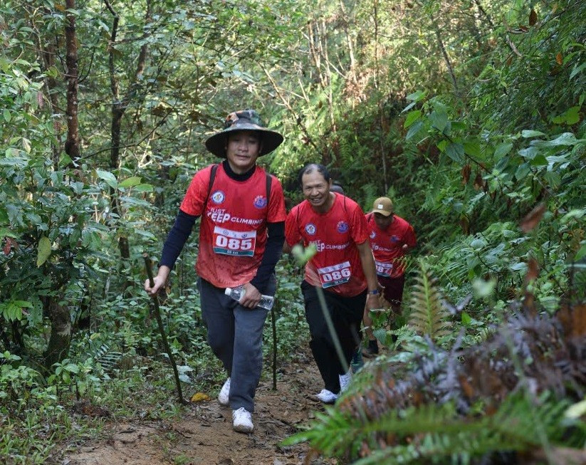 Các vận động viên chinh phục đỉnh Pu Tó Cọ cao khoảng 1.700m. dien-bien-5.jpg