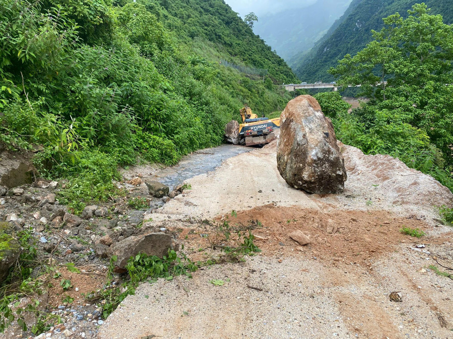 Hiện trường vụ sạt lở làm đá lăn đè chết 1 người đang lái máy xúc.