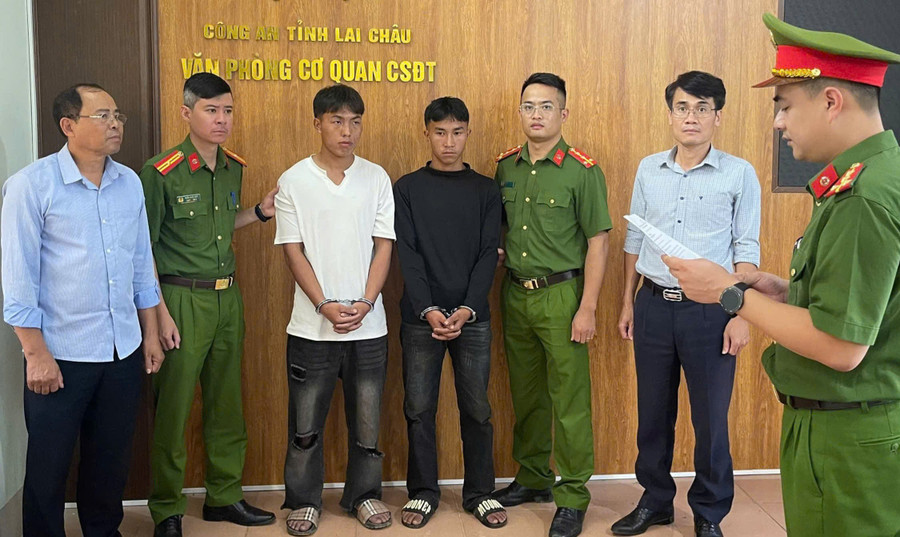 Giàng A Do và Giàng A Nủ (lần lượt thứ 3, thứ 4 từ trái sang) bị khởi tố, bắt tạm giam.