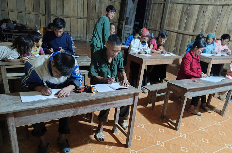 Các học viên xóa mù tại điểm bản Pa Ủ.
