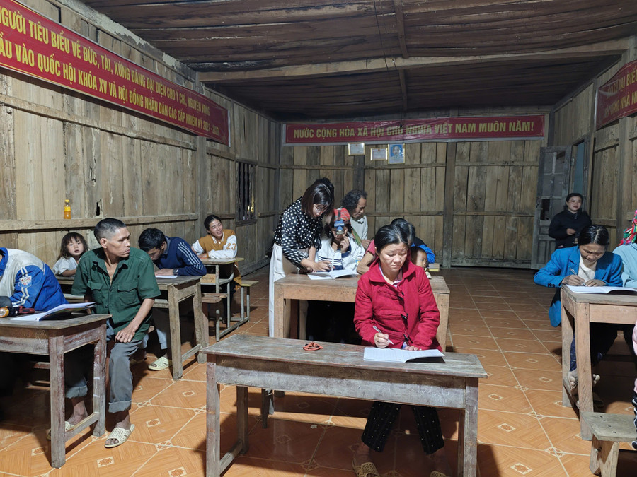 Nhà văn hóa của bản trở thành nơi thắp sáng tri thức cho học viên xóa mù chữ. pa-u-3.jpg
