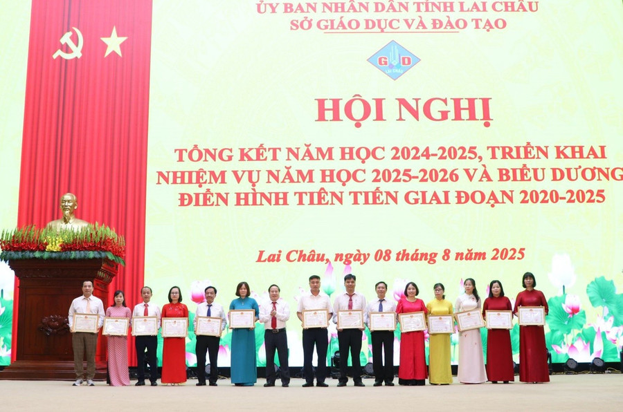 Ông Tống Thanh Hải - Phó Chủ tịch Thường trực UBND tỉnh Lai Châu trao Bằng khen của UBND tỉnh cho các tập thể, cá nhân. lai-chau-4.jpg